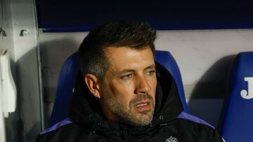 GETAFE (MADRID), 22/11/2024.- El entrenador del Real Valladolid, el uruguayo Paulo Pezzolano, durante el partido de LaLiga entre el Getafe y el Real Valladolid, este viernes en el Coliseo de Getafe. EFE/ Juanjo Martín