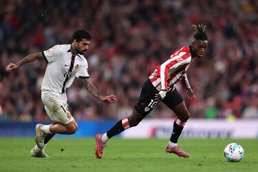 El portugués hizo un auténtico golazo, aunque todavía no está claro si tiró a puerta o era un pase que se envenenó. No obstante, su esfuerzo es importante para que el equipo bermellón se mantenga en los partidos.