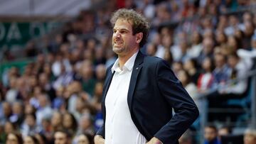 El entrenador del Barcelona, Roger Grimau, durante el partido de la jornada 27 de la liga Endesa de baloncesto entre Obradoiro y Barcelona este domingo en el pabellón de Sar en Santiago de Compostela.