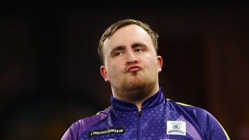 El jugador brit¨¢nico de dardos Luke Littler se lamenta durante su partido ante Luke Humphries en la final del Mundial de Dardos 2024.