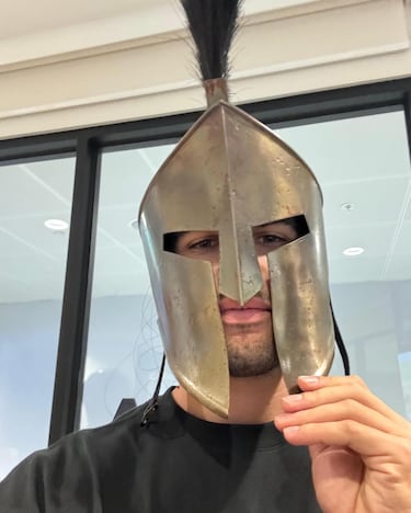 Carlos Alcaraz posa con un casco espartano durante su estancia en Australia para disputar el Abierto de Australia.