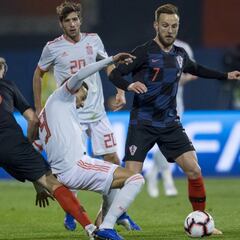 Barcelona await update on injured Rakitic