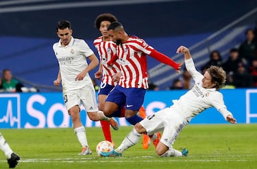 Luka Modric evita el avance de Memphis Depay ante la mirada de Dani Ceballos y Axel Witsel.