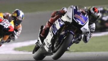 <b>ASÍ EMPEZÓ TODO. </b>Lorenzo se impuso a Pedrosa y Stoner en Catar el pasado 8 de abril en la carrera que abría el Mundial. Es el mismo orden de la clasificación actual.
