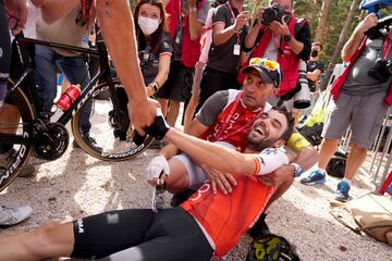 El ciclista español del equipo Cofidis, Jesús Herrada, celebrando su victoria en  la etapa 11 de la vuelta ciclista a España 2023, una carrera de 163,5 km desde Lerma hasta Laguna Negra en Vinuesa.