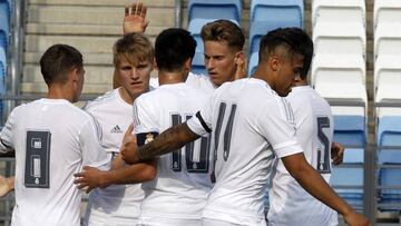 Los jugadores del Castilla celebran un gol.