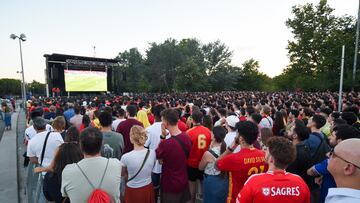 Cientos de personas celebran un gol durante el partido de semifinales de la Eurocopa entre España y Francia visto desde una pantalla gigante en la explanada de Puente del Rey, a 9 de julio de 2024, en Madrid (España). Este enclave de Madrid Río ya ha acogido en ocasiones anteriores las celebraciones de triunfos deportivos como el de la selección española en el Mundial de Fútbol de 2010 celebrado en Sudáfrica o el más reciente de la selección española femenina de fútbol el pasado verano. El pasado viernes 5 de julio el alcalde de Madrid, José Luis Martínez Almeida anunció que finalmente no se iba a instalar la pantalla para ver el partido entre España y Alemania en la plaza Felipe II por las altas temperaturas que se iban registrar en la capital y al no darse las condiciones climatológicas necesarias para que todos los madrileños pudieran ver el fútbol al aire libre.
09 JULIO 2024;AMBIENTE;PARTIDO;PANTALLA GIGANTE;ESPAÑA;FÚTBOL
Gustavo Valiente / Europa Press
09/07/2024