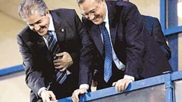 <b>FLORENTINO, ACLAMADO. </b>Los aficionados polacos quisieron saludar a Florentino Pérez, que estaba en el palco del Wisla Stadium.