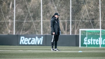 Eduardo Coudet observa un entrenamiento del Celta en la ciudad deportiva del club celeste. 