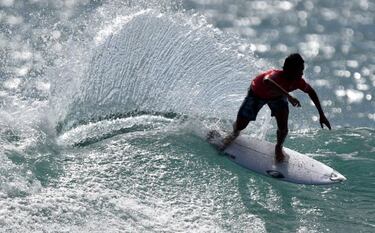 Surcando las olas en Bali
