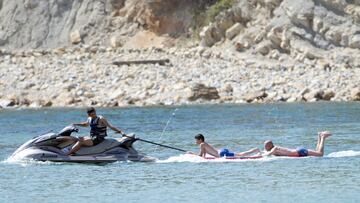 Vacaciones en Ibiza. Zidane est&aacute; disfrutando de sus vacaciones veraniegas con su familia en aguas ibicencas tras haber estado previamente en Italia.