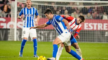 GIRONA, 18/12/2023.- El centrocampista del Alavés Ander Guevara (i) juega un balón ante Cristian Portu, del Girona, durante el partido de Liga en Primera División que Girona FC y Deportivo Alavés disputan hoy lunes en el estadio municipal de Montilivi, en Girona. EFE/David Borrat
