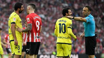 Villarreal's Spanish defender #03 Raul Albiol discusses with Athletic Bilbao's Spanish midfielder #08 Oihan Sancet during the Spanish league football match between Athletic Club Bilbao and Villarreal CF at the San Mames stadium in Bilbao on April 14, 2024. (Photo by ANDER GILLENEA / AFP)