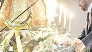 <b>FLORES Y VELAS. </b>Ángel Torres realizó, como en cada final de campaña, la tradicional ofrenda de flores a Nuestra Señora de los Ángeles.