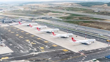 Situado en el Distrito de Arnavutköy, un distrito de Estambul, Turquía, situado en la parte europea de la ciudad. Es el tercer aeropuerto internacional que se construye en Estambul después del Aeropuerto Internacional Atatürk y el Aeropuerto Internacional Sabiha Gökçen, y es el principal aeropuerto internacional que sirve a la ciudad.