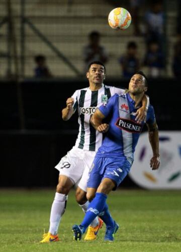 QUI06. MANTA (ECUADOR), 07/05/2015.- Emanuel Herrera (d) del Emelec de Ecuador disputa el balón con Francisco Nájera (i) del Atlético Nacional de Colombia hoy, jueves 7 de mayo de 2015, durante un partido por la Copa Libertadores en el estadio Jocay en Manta (Ecuador). EFE/José Jácome