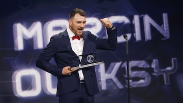 Paris (France), 27/02/2023.- Polish soccer player Marcin Oleksy of Warta Pozna with his FIFA Puskas Award on stage during the The Best FIFA Football Awards 2022 ceremony in Paris, France, 27 February 2023. (Francia) EFE/EPA/YOAN VALAT