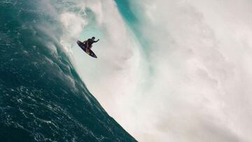 Kai Lenny realizando un aéreo en el labio de una ola gigante en Jaws (Pe'ahi, Maui, Hawái, Estados Unidos) durante la marejada XXL que ha azotado la región el 16 de enero del 2021, día conocido como The big saturday.