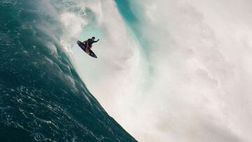 Kai Lenny realizando un a&eacute;reo en el labio de una ola gigante en Jaws (Pe&#039;ahi, Maui, Haw&aacute;i, Estados Unidos) durante la marejada XXL que ha azotado la regi&oacute;n el 16 de enero del 2021, d&iacute;a conocido como The big saturday. 