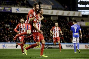 Godín celebra el 0-1 con Saúl. 