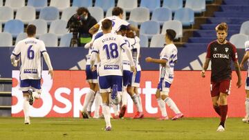 Los jugadores del Real Zaragoza celebran el tanto de Narváez a dos minutos de la conclusión.