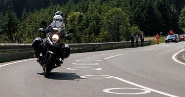 La DGT aclara qu¨¦ significa este elemento com¨²n de las carreteras espa?olas: as¨ª son los ¡®bastones¡¯ blancos