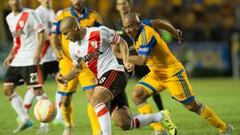 Carlos S&aacute;nchez enfrentando a Tigres en la final de la Copa Libertadores