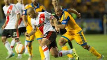 Carlos Sánchez enfrentando a Tigres en la final de la Copa Libertadores