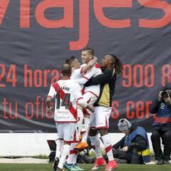 El Rayo se aferra al liderato