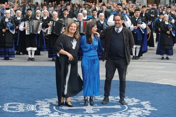 La presidenta de la Agencia Magnum Photos, Cristina de Middel (i), Premio Princesa de Asturias de la Concordia 2024, a su llegada al Teatro Campoamor.