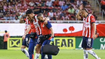 Momento en que Erick Gutiérrez es ayudado para salir el campo luego de una lesión.