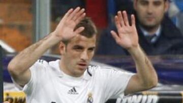 <b>CAMBIO.</b> El Madrid está dispuesto a incluir al holandés Rafael van der Vaart en la operación para fichar al brasileño Diego, centrocampista del Werder Bremen, según publica el diario alemán Bild. Diego, que ya ha sido sondeado en varias ocasiones por el club blanco, quiere salir de la Budesliga y recalar en alguno de los campeonatos más importantes de Europa, asegura el rotativo, y el Madrid sería su opción preferente.