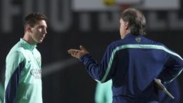 Martino dialoga con Messi.