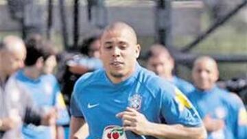 <b>SE EXPRIME. </b>Ronie, corriendo ayer en Weggis ante la mirada de Roberto Carlos y Ricardinho (al fondo).