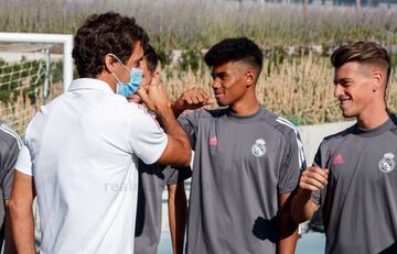 Raúl saluda a Marvin y a Blanco en la pretemporada del Castilla.