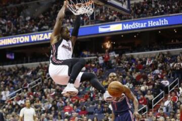 Dwyane Wade encesta ante Ramon Sessions.