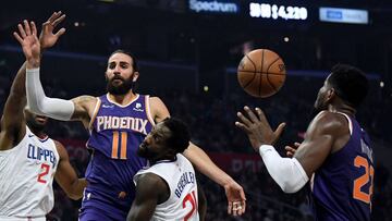 LOS ANGELES, CALIFORNIA - DECEMBER 17: Ricky Rubio #11 of the Phoenix Suns passes to Deandre Ayton #22 over Jerome Robinson #1 and Kawhi Leonard #2 of the LA Clippers during a 120-99 Clipper win at Staples Center on December 17, 2019 in Los Angeles, California. Harry How/Getty Images/AFP  == FOR NEWSPAPERS, INTERNET, TELCOS & TELEVISION USE ONLY ==