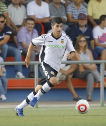 También canterano del Valencia, apenas jugó 8 partidos en el Valencia. Tras ser traspasado al Aston Villa, esta temporada está en el Deportivo, donde ha jugado 15 partidos. Es el único futbolista de las dos plantillas actuales, que ha jugado en Deportivo y Valencia.


