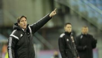 Berizzo: "El juez de línea dijo que fue planchazo de Rossi"