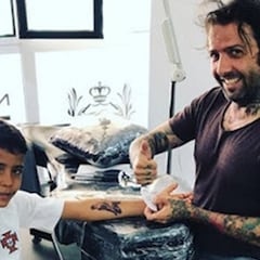 Cristiano Jr se hace su primer tatuaje con la técnica del esténcil
