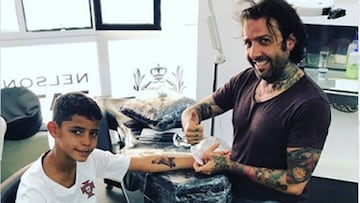 Cristiano Jr se hace su primer tatuaje con la t&eacute;cnica de est&eacute;ncil