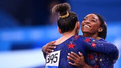 Simone Biles se abraza a Sunisa Lee tras la prueba de calificaci&oacute;n de los Juegos de Tokio.