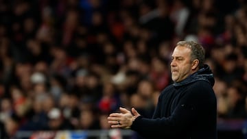 MADRID, 12/02/2026.- El entrenador del FC Barcelona Hansi Flick, durante el partido de ida de la semifinales de la Copa del Rey que Atlético de Madrid y FC Barcelona disputan este jueves en el estadio Metropolitano, en Madrid. EFE/Mariscal