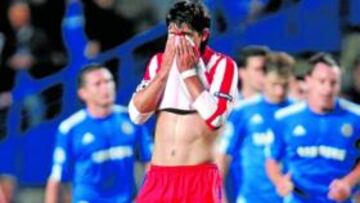 <b>BONITO INICIO. </b>Los equipos saludan al principio del partido en Stamford Bridge. Luego, el Chelsea ganó con claridad al conjunto rojiblanco.