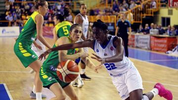 GRAF8331. SALAMANCA 28/11/2018.- Krisi Givens (d) del Perfumerias Avenida supera a una rival del Sopron, durante el partido correspondiente al Grupo B de la Euroliga de baloncesto femenino disputado hoy en Salamanca.EFE/J.M.GARCIA
