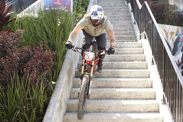 Los mejores exponentes del downhill recorrieron las calles de varios barrios de la comuna trece de Medellín. Con el evento se buscaba que el recorrido de 2260 metros se convierta en un nuevo récord mundial. Los Récord Guiness enviaron dos representantes para avalarlo. Uno de los participantes fue el mejor de la modalidad, el estadounidense Nicholi Rogatkin.