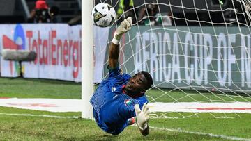 Owono, portero de Guinea Ecuatorial detiene el penalti decisico ante Mali.