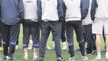 <b>TERAPIA DE GRUPO.</b> Lotina quiso hablar con todo el grupo antes de comenzar la sesión de ayer en Sant Adrià.