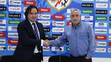 El presidente del Rayo, Mart&iacute;n Presa, y el concejal presidente del distrito Puente de Vallecas en la presentaci&oacute;n del Trofeo Rayo Vallecano. 