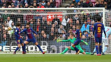 Soccer Football - La Liga Santander - FC Barcelona vs Celta Vigo - Camp Nou, Barcelona, Spain - December 2, 2017 Celta Vigo's Maximiliano Gomez scores their second goal REUTERS/Albert Gea